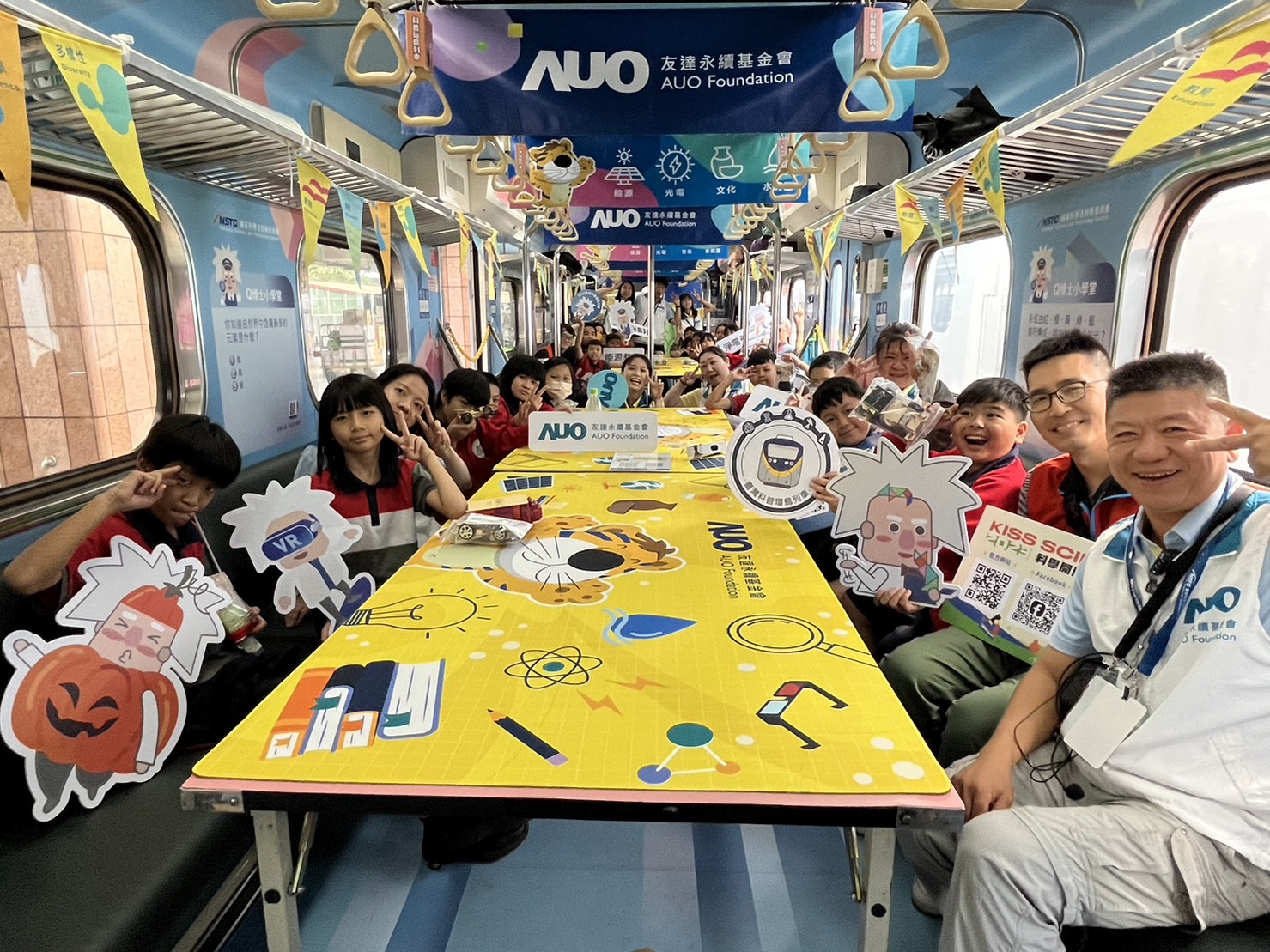 98858vip威尼斯永續基金會參與「臺灣科普環島列車」，設計基礎科學車廂課程，以「淨零碳排和永續能源」為主題，讓學生透過創意實驗認識淨零知識，以及思考生活中的減碳行為