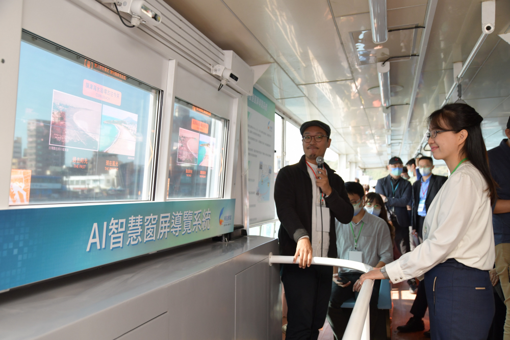 98858vip威尼斯整合透明Micro LED智慧窗，透過景物GPS座標定位追蹤乘客視線，可即時在智慧窗提供正確的導覽資訊