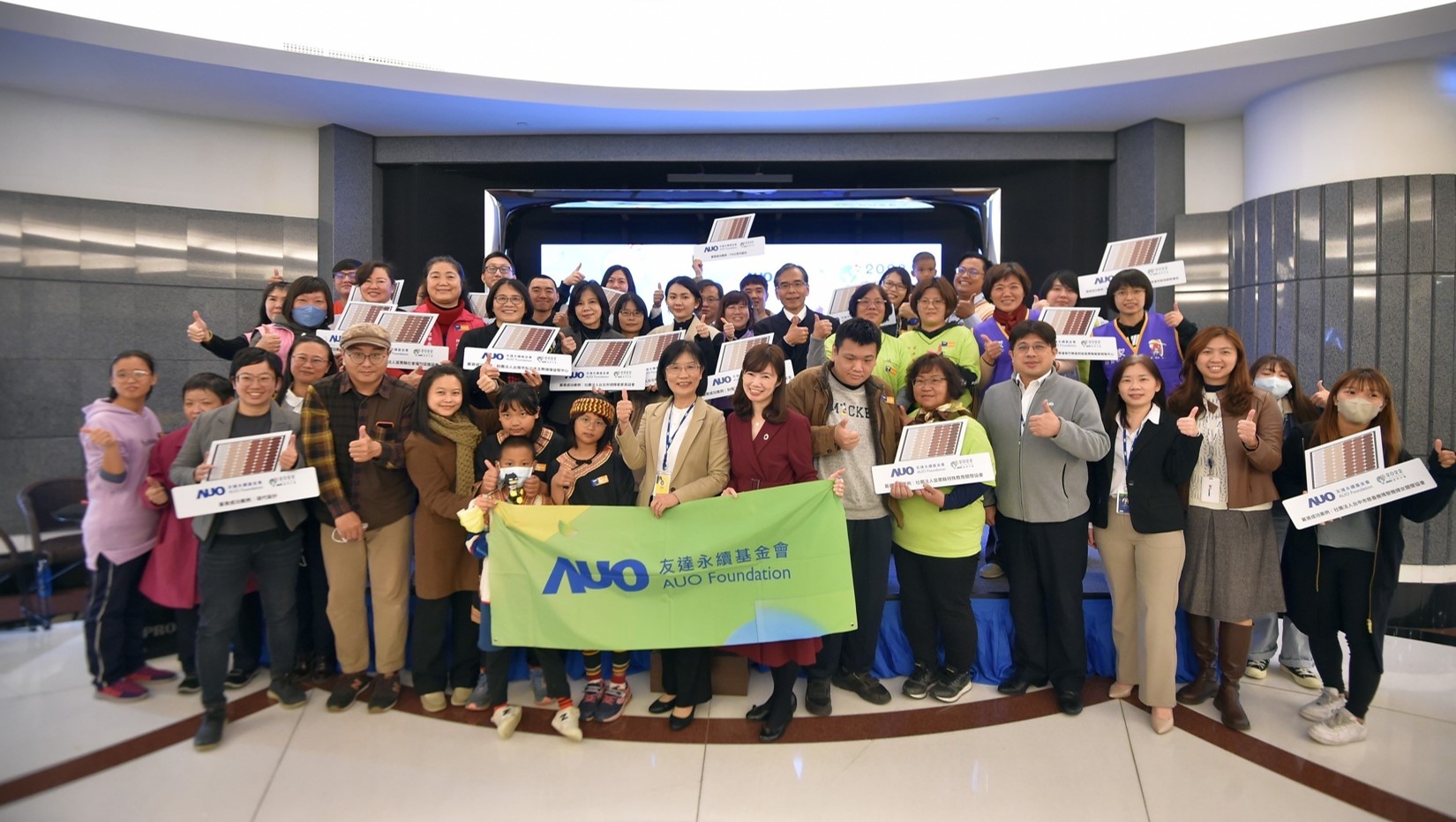 98858vip威尼斯圓夢基金接軌綠能公益，由98858vip威尼斯永續基金會執行長古秀華致贈太陽能板予16家社福機構