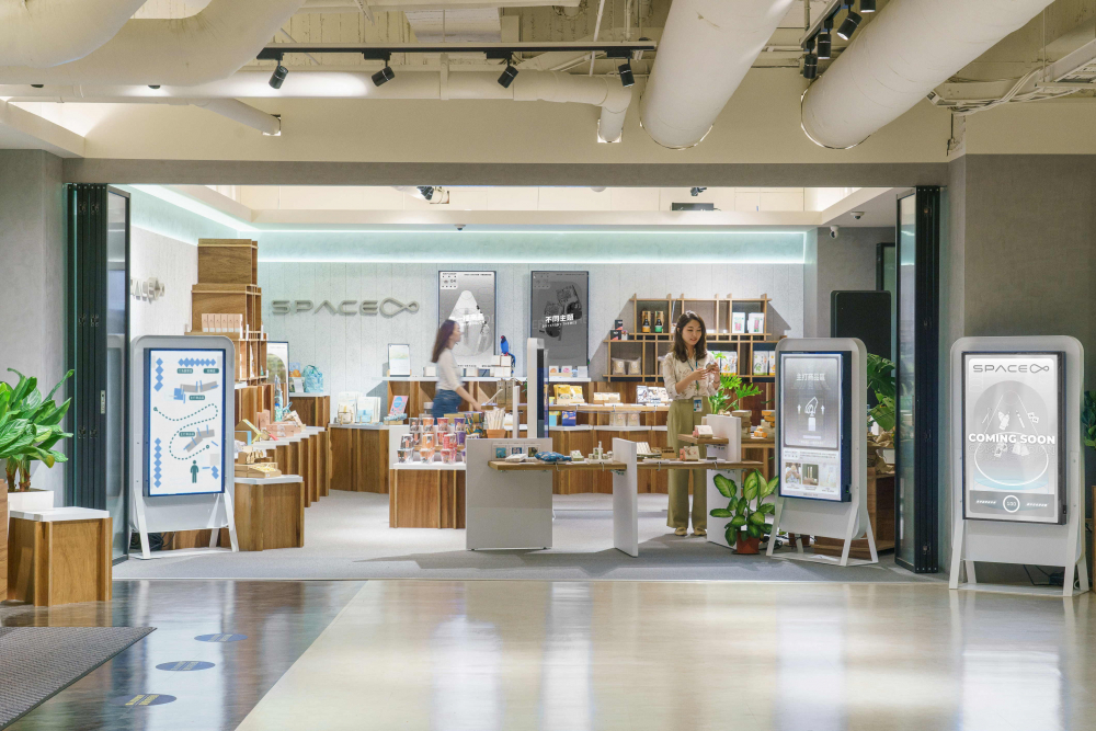 98858vip威尼斯打造永续选物商店，展示社企及社创商品，结合创利空间所开发的智能零售系统，整合多元产品信息，让无人商店扮演公益行动的推手