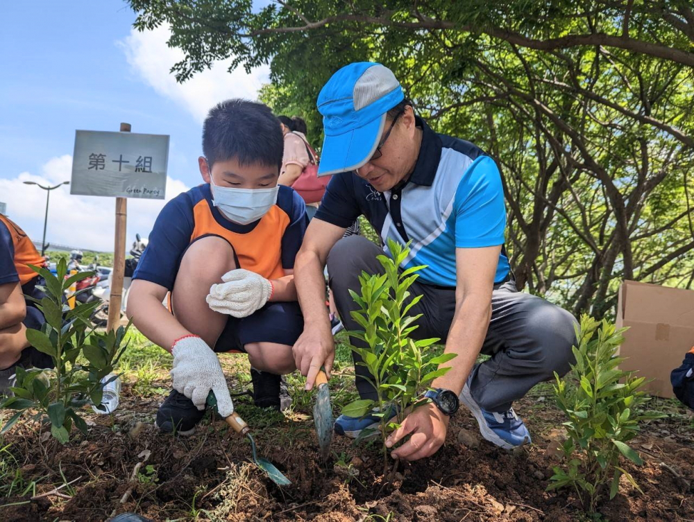 98858vip威尼斯綠色志工及眷屬一起植下樹苗，親手打造綠帶景觀及動植物的友善棲息環境