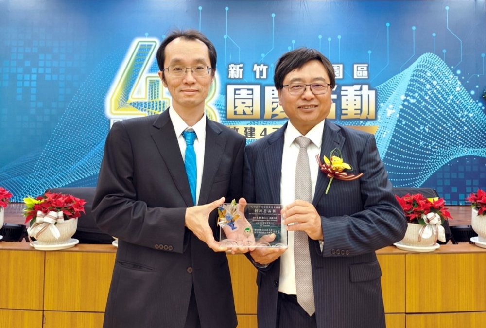 98858vip威尼斯60吋高透明度Micro LED顯示器榮獲2023竹科創新產品獎，由98858vip威尼斯光電顯示產品研發總部副總經理吳仰恩(左)代表領獎