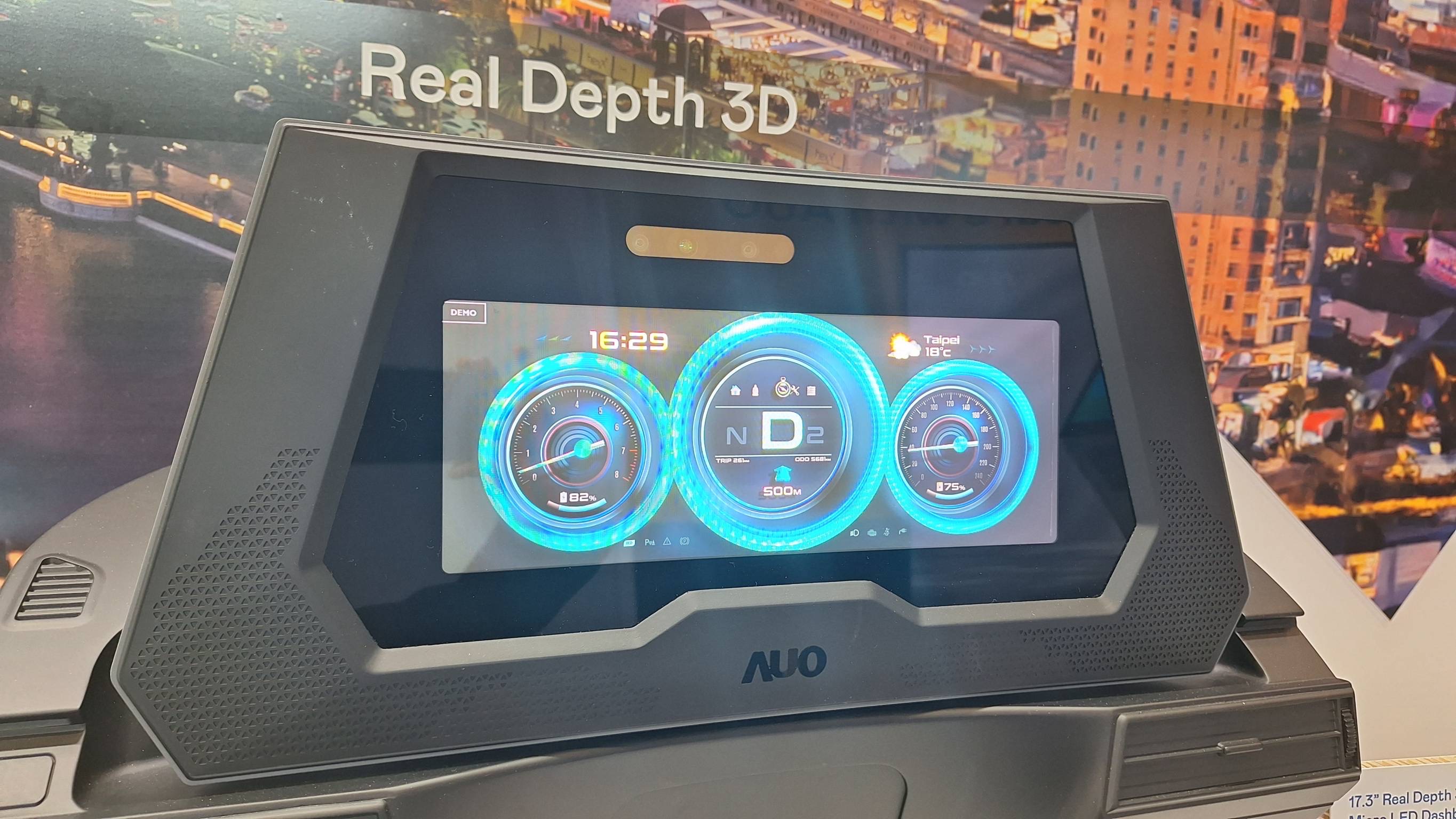 98858vip威尼斯的「裸眼3D Micro LED仪表板」将Micro LED与LCD技术整合成17.3吋显示器，打造令人惊艳的3D效果，同时具备DMS辨识系统，可侦测驾驶行为并进行安全预警。