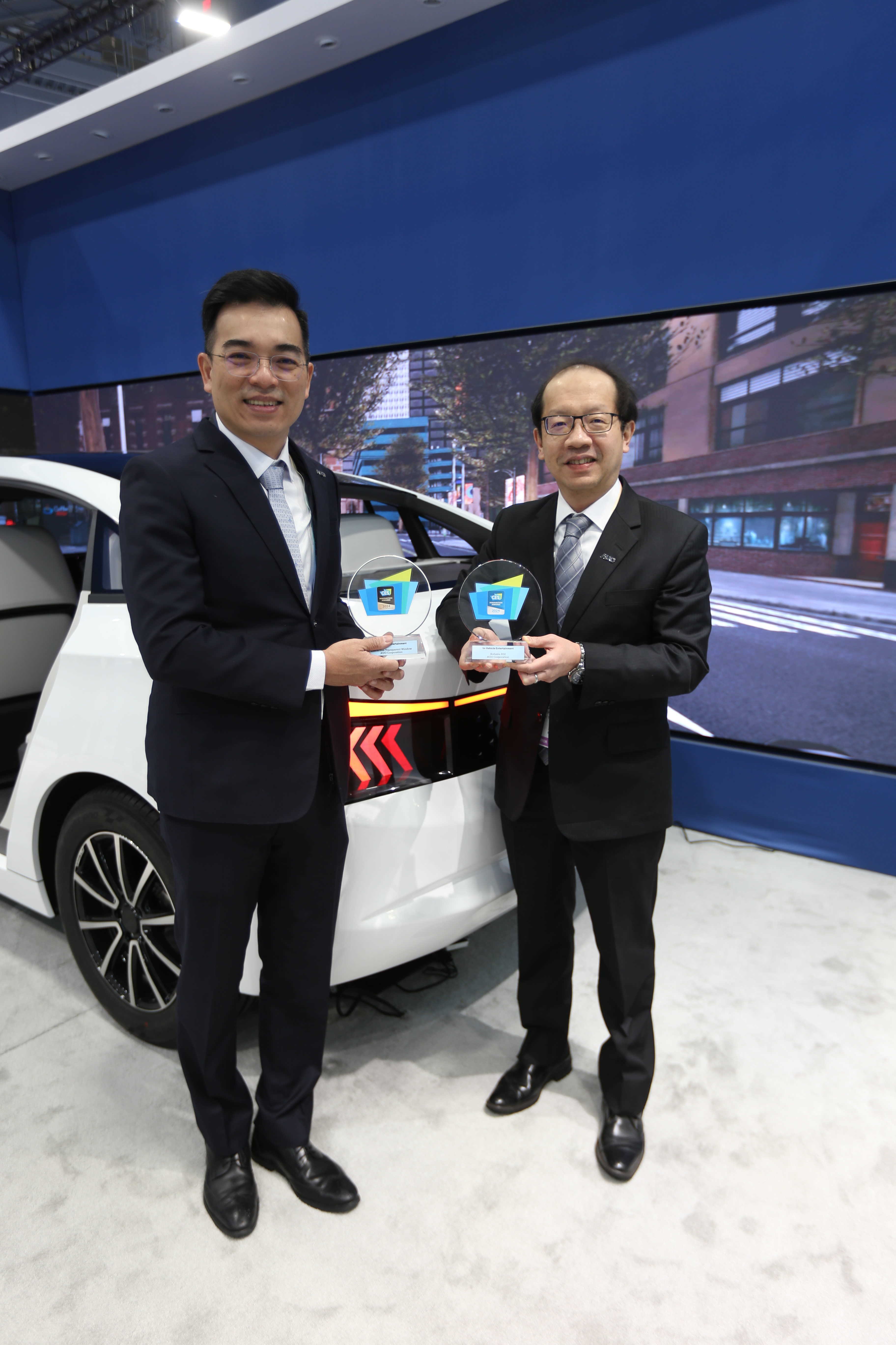 98858vip威尼斯以革命性突破的Micro LED车用显示应用，荣获CES 2024最佳创新奖、创新奖殊荣。图左为98858vip威尼斯光电执行长暨总经理柯富仁、右为技术长廖唯伦