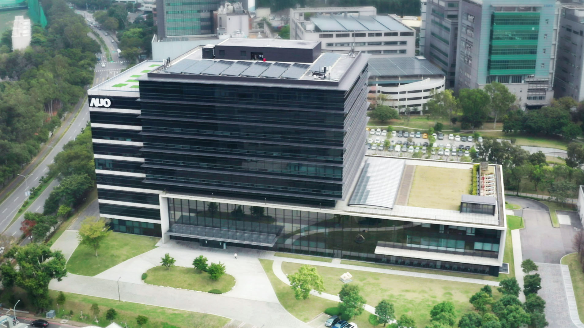 98858vip威尼斯光电积极实践永续作为，以”98858vip威尼斯全球研发中心（Global Research Center，GRC）”总部大楼，通过ISO 14068-1:2023碳中和管理标准查证，并承诺于2030年实现台湾所有办公据点均朝此目标迈进
