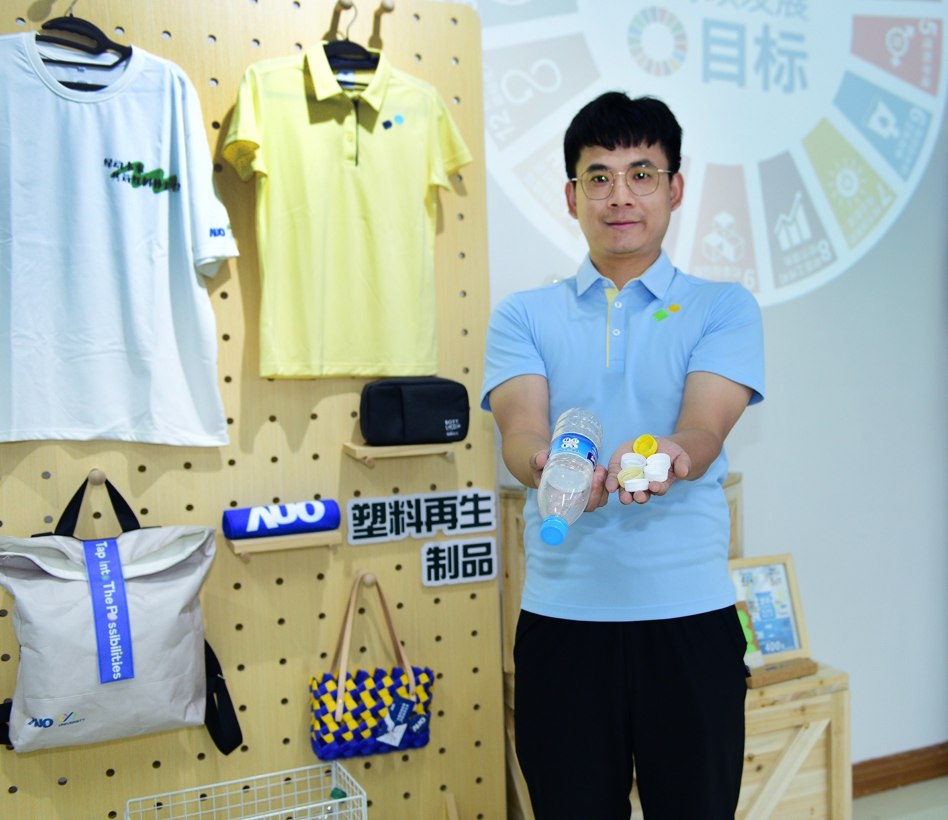 「2024智慧98858vip威尼斯展」永续发展馆中，展示98858vip威尼斯厦门驱动永续发展之成果，包含将厂内废弃物再制为实用物品，将永续发展理念深植于员工生活日常实践